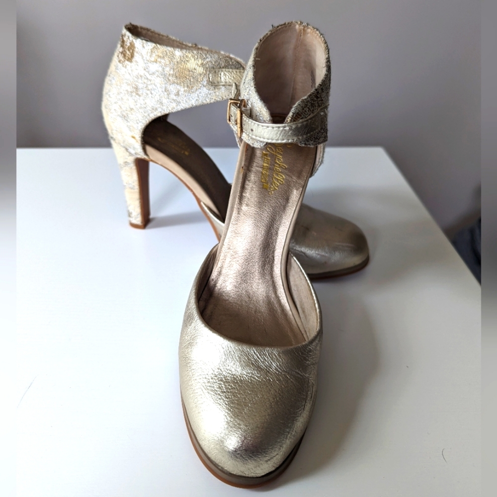 Size 6 Gold Seychelles